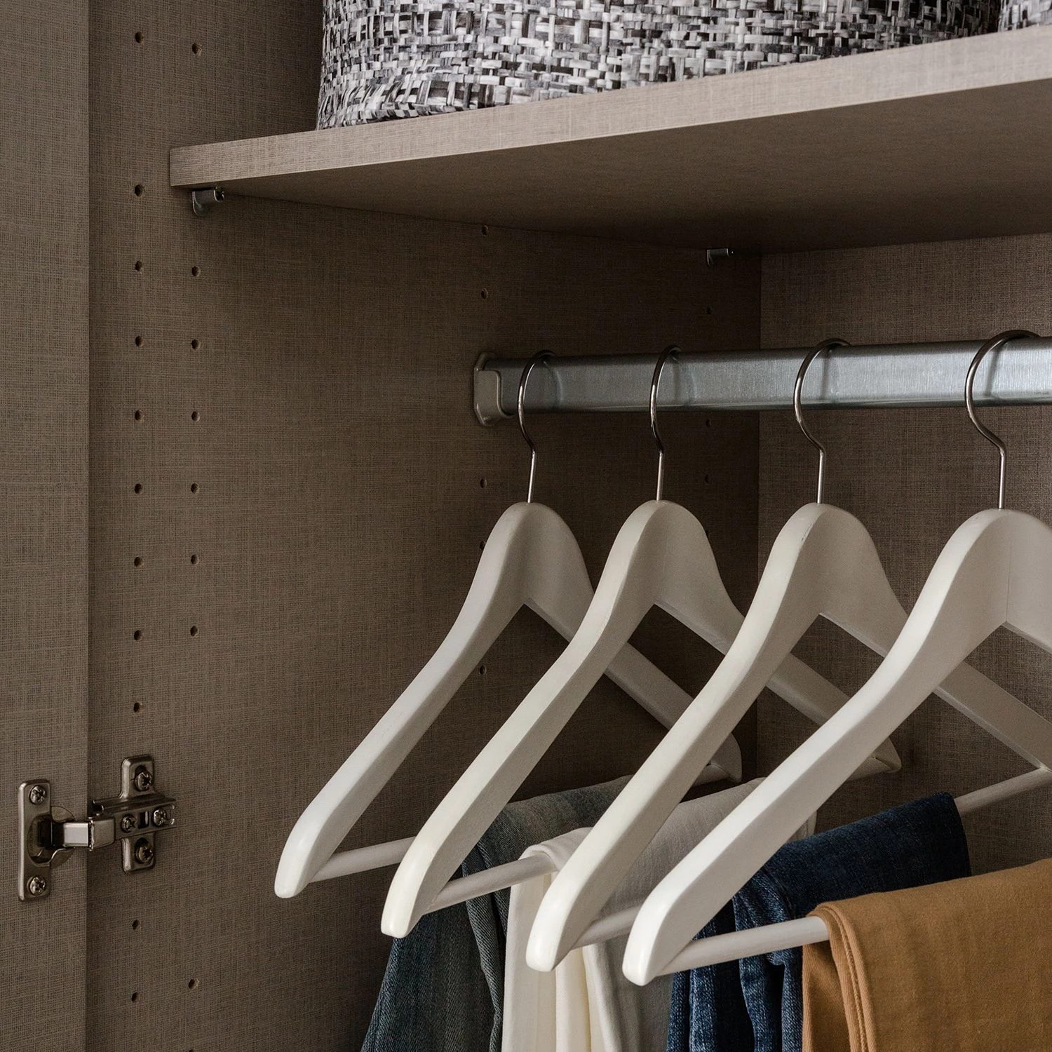 Armoire à portes battantes KiYDOO III - Blanc brillant / Blanc alpin - Hauteur : 197 cm - Largeur : 226 cm – Image 4