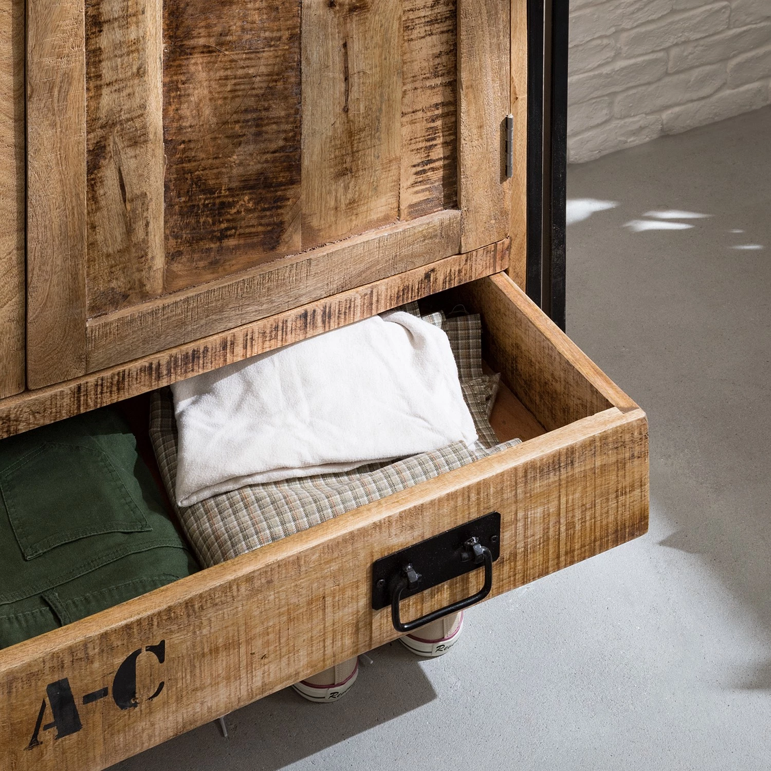 Wolf-Möbel Armoire à portes battantes Iron I - Manguier massif – Image 13